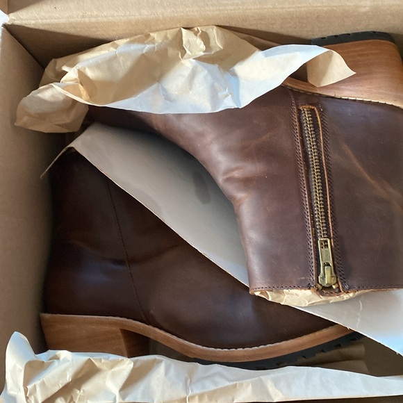 Patina brown leather ankle boots. Size 9 - Picture 7 of 8